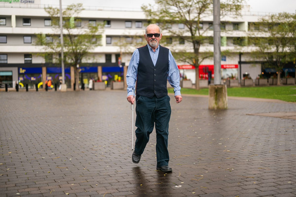 Mann macht Gehübungen mit hohem Knie